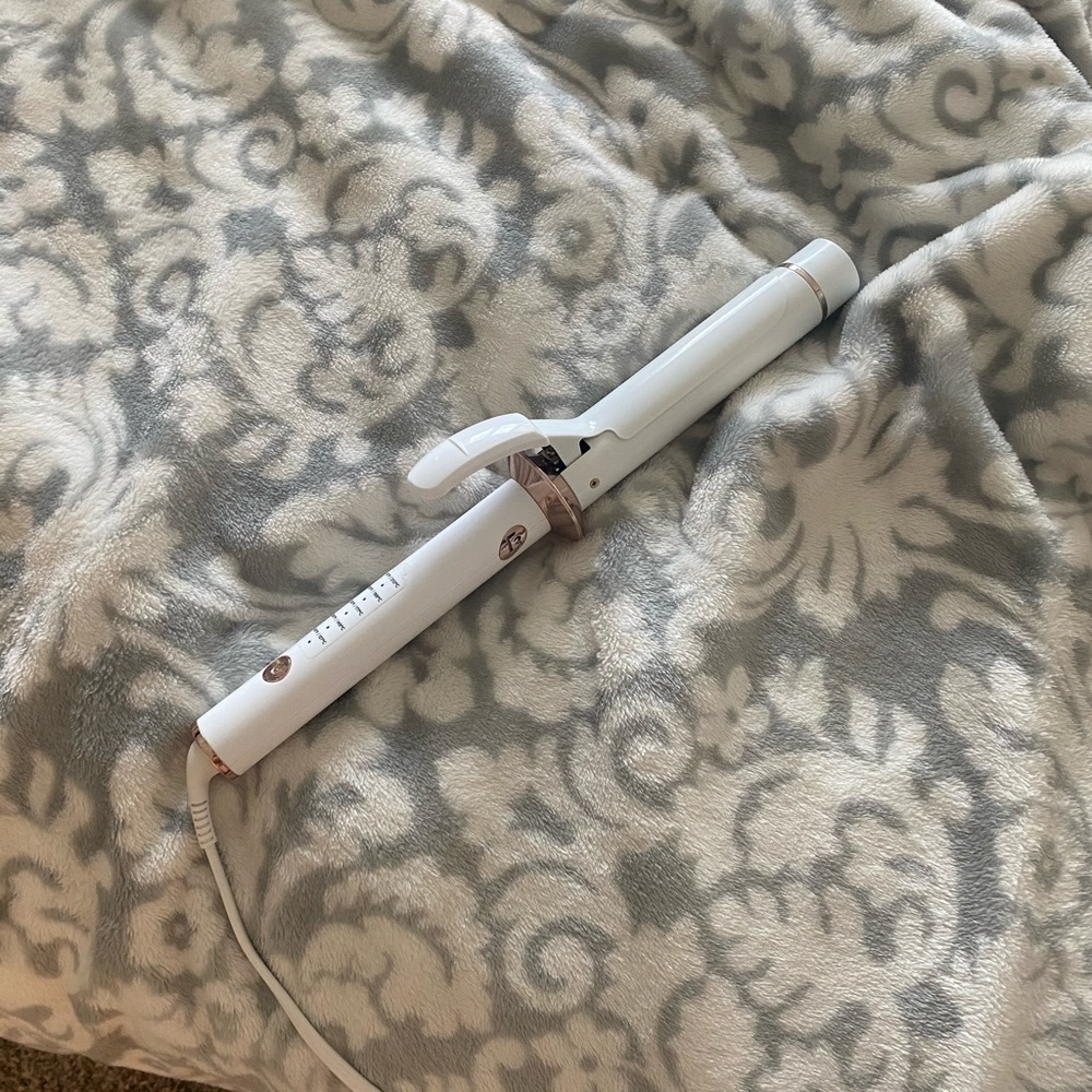 T3 SinglePass Curl 1.25-Inch Ceramic Curling Iron